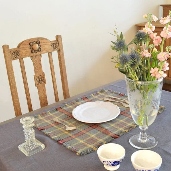 ヨーロッパリネン フリンジ付ランチョンマット【プレイドレッド】