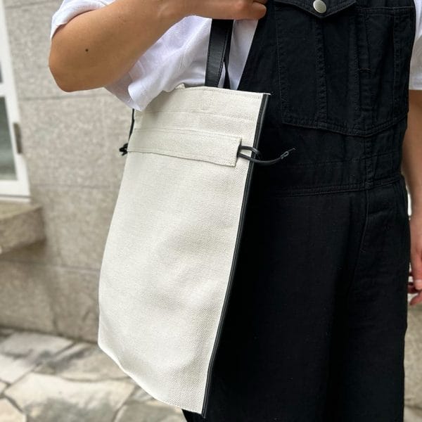 バッグ作家 冨山朋子/本革とリネンの巾着トートバッグ【チョーク】