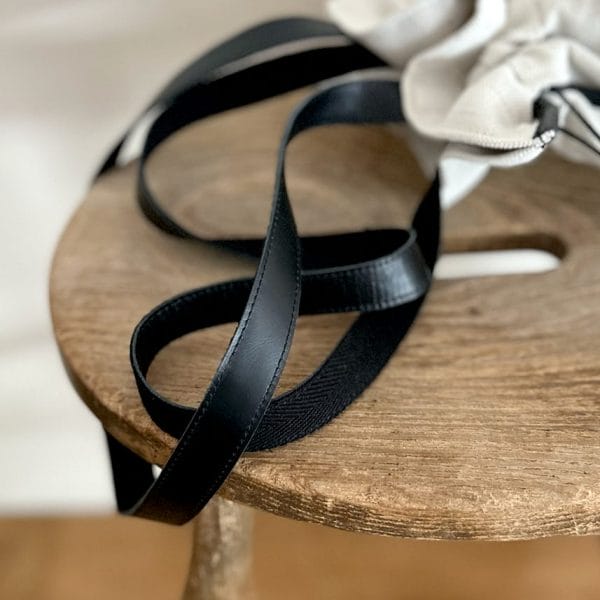 バッグ作家 冨山朋子/本革とリネンの巾着トートバッグ【チョーク】