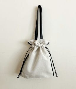 バッグ作家 冨山朋子/本革とリネンの巾着トートバッグ【チョーク】