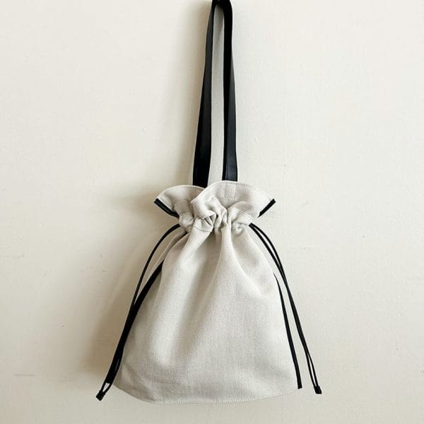 バッグ作家 冨山朋子/本革とリネンの巾着トートバッグ【チョーク】