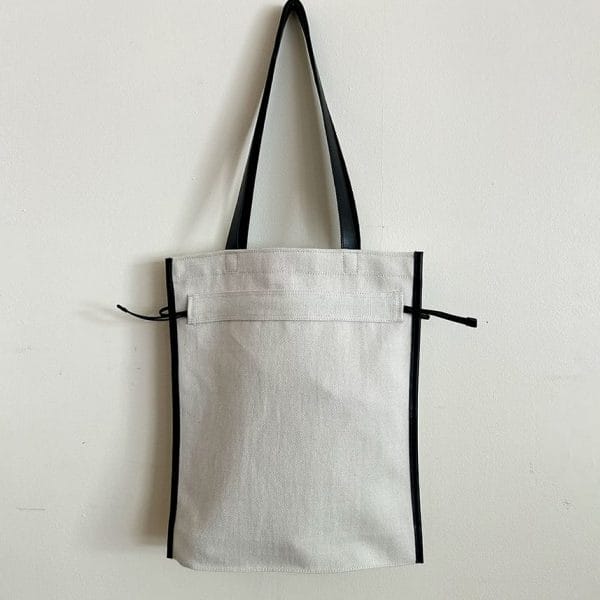 バッグ作家 冨山朋子/本革とリネンの巾着トートバッグ【チョーク】