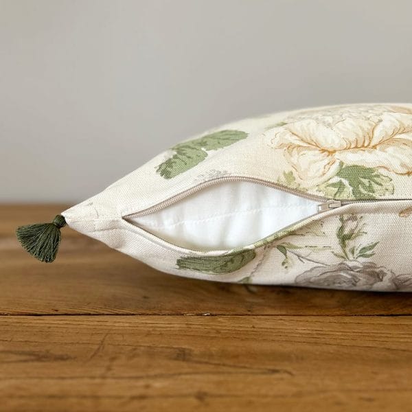 イギリス花柄タッセル付きスモールクッション【デイジークリーム】