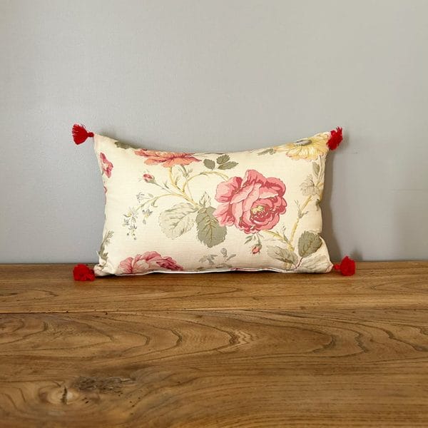 イギリス花柄タッセル付きスモールクッション 【デイジーティント】