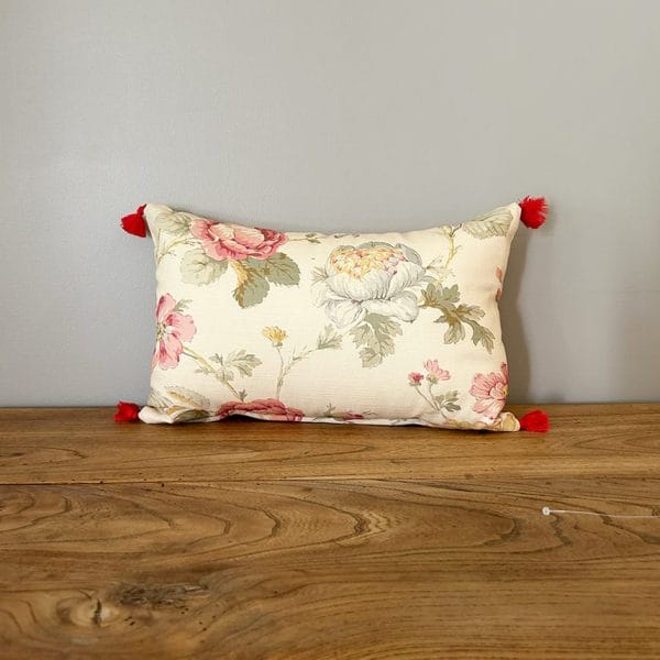 イギリス花柄タッセル付きスモールクッション 【デイジーティント】