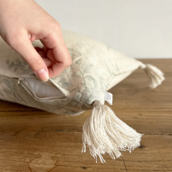 英国花柄 タッセル付きスモールクッション 【ローゼスブルー】