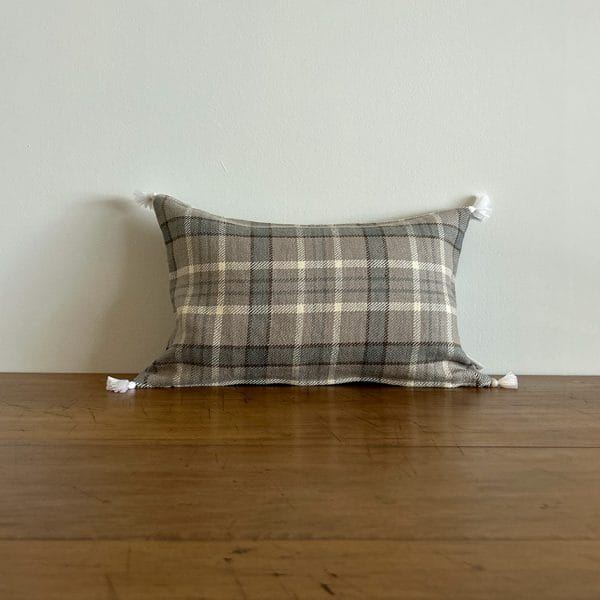 ベルギーリネン タッセル付きスモールクッション【プレイドアエレオ】