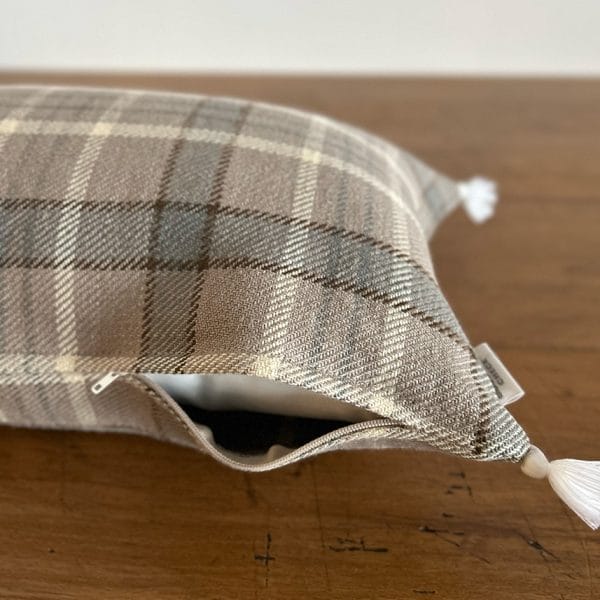 ベルギーリネン タッセル付きスモールクッション【プレイドアエレオ】